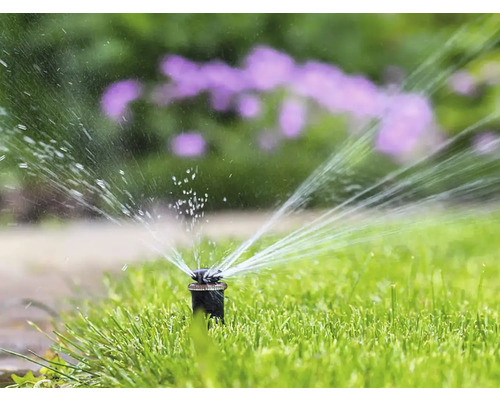 Aspersor telescopic udând gazonul