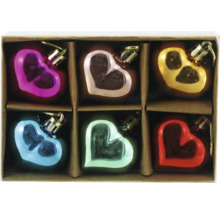 Șase decorațiuni de brad în formă de inimă în ambalaj de carton