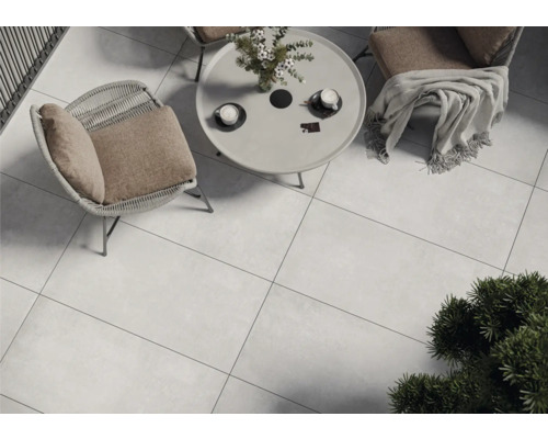 Gresie pe o terasă cu mobilier de exterior.