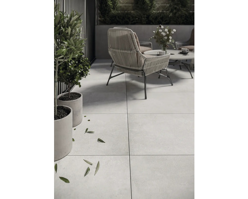 Terasa cu plăci de format mare, mobilier de ședere și plante