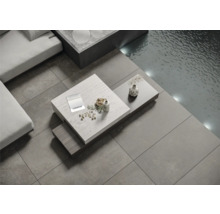 Exemplu de design de terasă cu plăci de format mare, canapea, măsuță de cafea și piscină