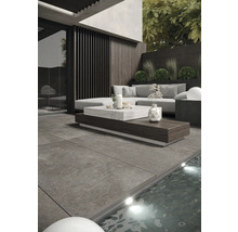 Terasa cu design modern, cu zonă de relaxare, măsuță de cafea și piscină