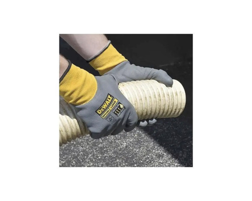 Persoană cu mănuși de lucru DeWalt ține un furtun