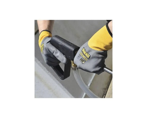 Mâini cu mănuși de lucru care manevrează un pistol de sablare cu furtun