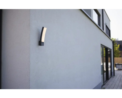 Lumină de perete exterioară pe un perete de casă