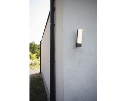 Perete exterior cu lampă de exterior instalată