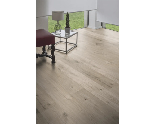 Pardoseală deschisă la culoare, din lemn, într-un spațiu de locuit, cu o masă și un scaun.