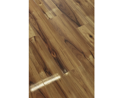 Prim-plan cu o podea laminată cu aspect de lemn
