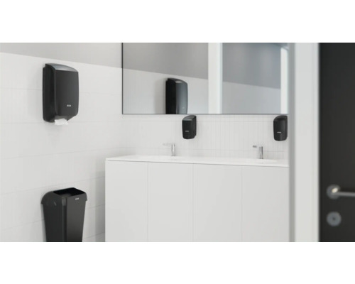 Baie cu lavoar, oglindă, dozator de prosoape de hârtie și coș de gunoi