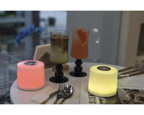 Scenă de masă cu două băuturi și două lămpi de masă colorate.