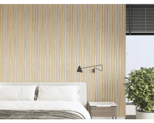 Dormitor cu lambriuri din lemn pe perete în spatele unui pat, o noptieră și o plantă de apartament.