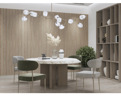 Sufragerie cu masă, scaune, lampă suspendată și bibliotecă pentru un ambient luminos și organizat.