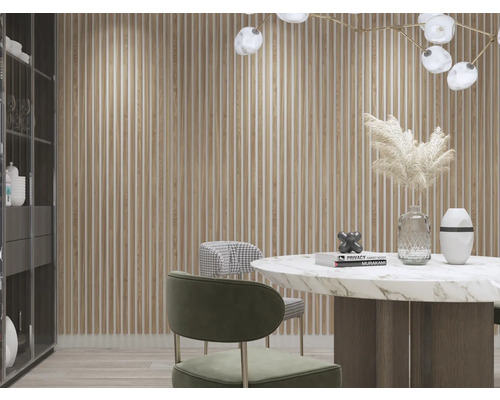 Interior cu perete cu lamele, masă de sufragerie și scaune