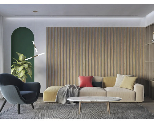 Living cu canapea, fotoliu, măsuță de cafea, lampă de podea și plantă de interior