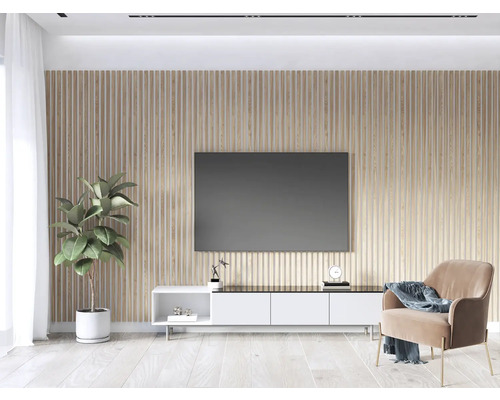 Living modern cu lambriuri din lemn, televizor și mobilier alb.