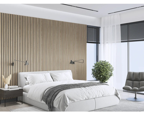 Dormitor modern cu panouri de perete din lemn, pat, noptieră și ferestre cu jaluzele