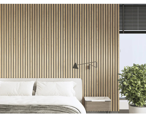 Dormitor cu lambriu din lemn, pat, lampă de noptieră, plantă și fereastră