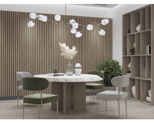 Sufragerie luminoasă cu masă de sufragerie, scaune, lampă și bibliotecă