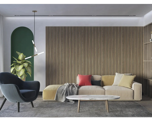 Cameră de zi cu canapea, fotoliu, perete din lemn și plantă de interior pentru o atmosferă confortabilă