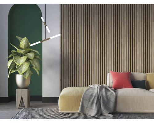 Living cu canapea, plantă de interior, panouri de perete și lampă suspendată pentru un interior elegant