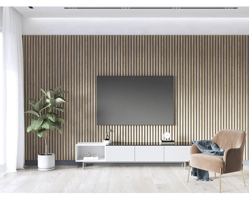 Living cu lambriuri din lemn, televizor, bufet, fotoliu și plantă de interior pentru o atmosferă confortabilă