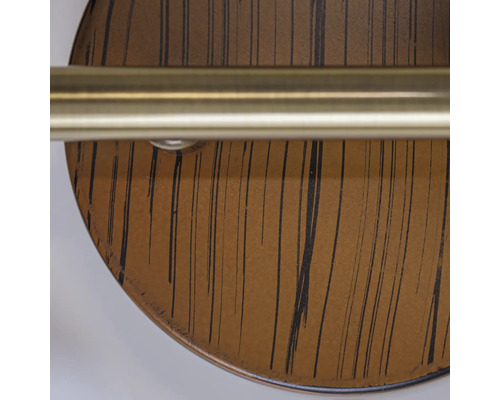 Prim-plan cu o lampă de perete cu decor din lemn și suport metalic