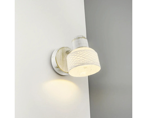 Lampa de perete albă cu abajur decorat pentru iluminat interior