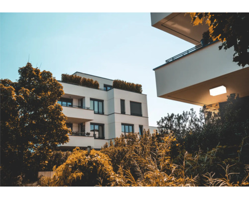 Bloc de apartamente cu acoperiș plat și balcoane