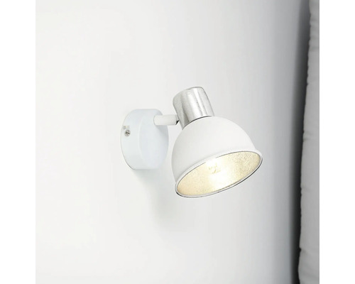 Lampa de perete albă cu cap de lampă reglabil.