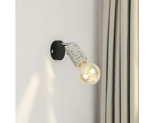 Lampa de perete cu aspect de beton și bec pe perete