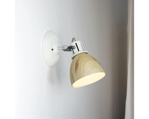 Lampa de perete din lemn și metal montată pe un perete