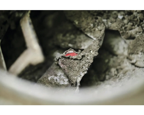 Vedere interioară a unui mixer de beton cu resturi de mortar