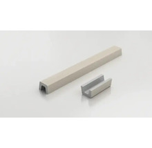 Două profile de aluminiu în formă de U de diferite dimensiuni.