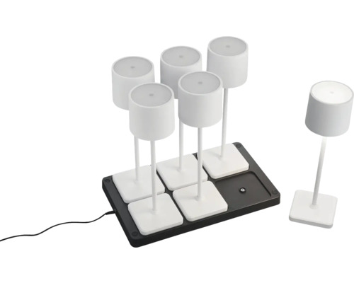 Șase lămpi de masă așezate pe o stație de încărcare.