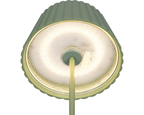 Prim-plan cu o lampă de masă verde cu lumina aprinsă