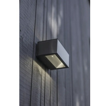 Lumină de perete pentru iluminat exterior pe un perete de lemn