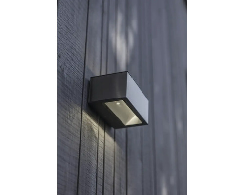 Lumină de perete pentru iluminat exterior pe un perete de lemn