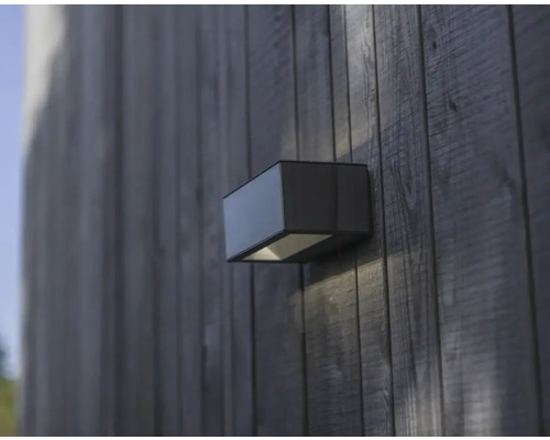 Lumină dreptunghiulară de perete pentru exterior pe un perete de lemn