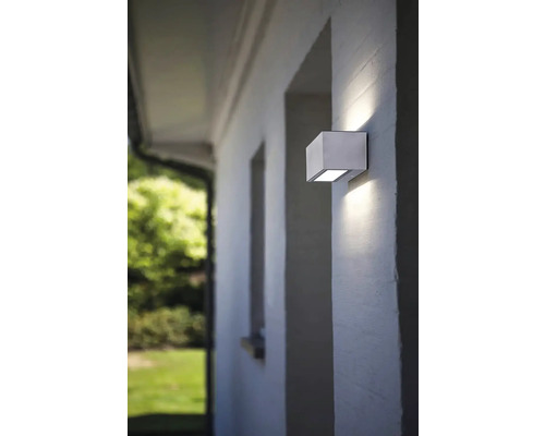 Lumină de perete pătrată din metal fixată pe un perete al casei.