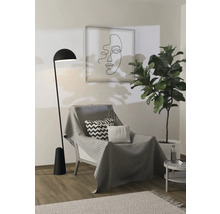 Scenă de interior cu fotoliu, pătură, perne, lampadar, plantă de interior și tablou