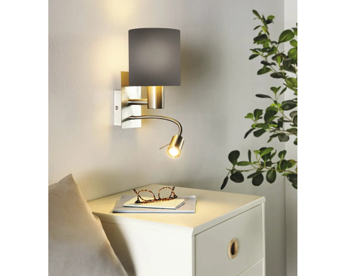 Lampa de perete cu lampă de citit deasupra unei noptiere