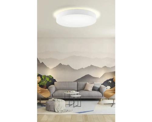 Living cu plafonieră, canapea și tapet cu motiv montan