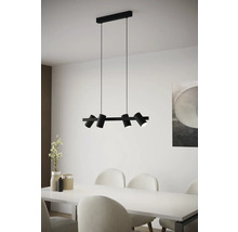 Lampa suspendată neagră cu cinci spoturi deasupra unei mese de sufragerie