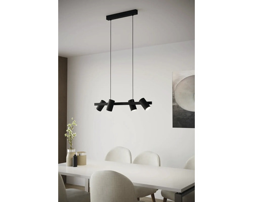 Lampa suspendată neagră cu cinci spoturi deasupra unei mese de sufragerie