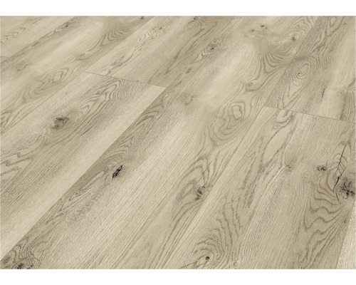 Prim-plan cu podea laminată cu aspect de lemn