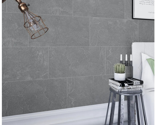 Faianță gri într-un dormitor cu lampă și noptieră