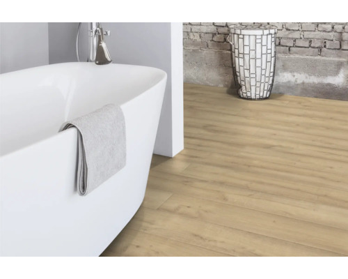 Baie cu cadă independentă, podea din lemn și coș de rufe