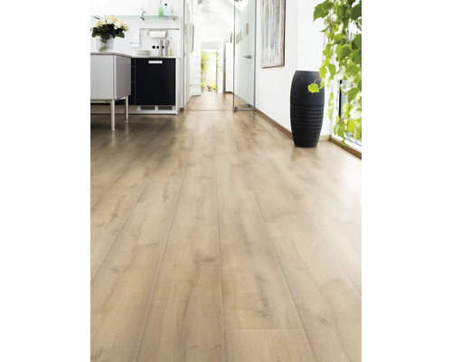 Pardoseală laminată deschisă la culoare într-un hol cu mobilier și decorațiuni.