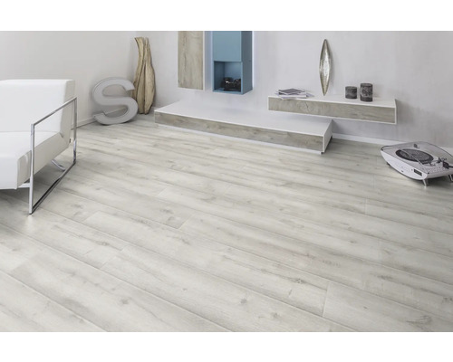 Cameră de zi luminoasă cu parchet laminat, canapea, raft și decorațiuni