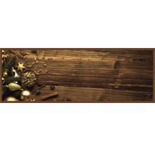 Aranjament decorativ de bețișoare de scorțișoară, cardamom, anason stelat și decorațiuni de Crăciun pe un fundal de lemn.